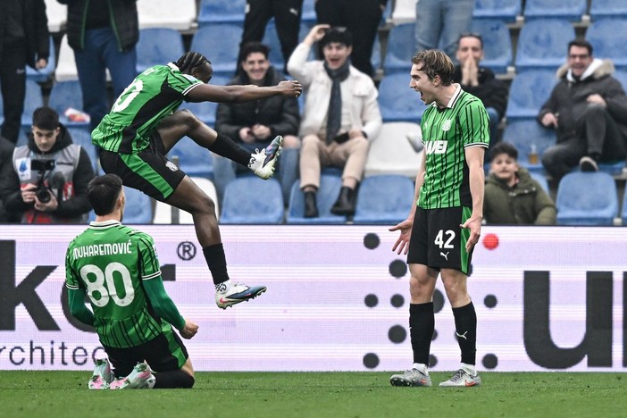 Impresa Sassuolo, resta in dieci ma batte 2-1 l’Atalanta Impresa Sassuolo, resta in dieci ma batte 2-1 l’Atalanta