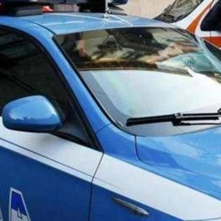 &quot;Aiutatemi o accoltello qualcuno&quot;, e colpisce una sconosciuta di 26 anni: arrestato a Milano