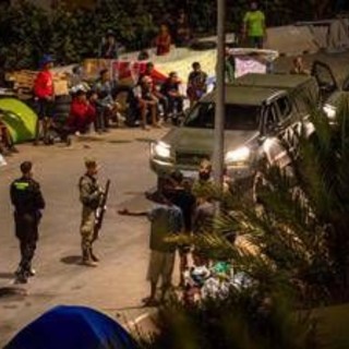 Ceuta, video mostrano militari picchiare migranti: il governo spagnolo apre un'inchiesta