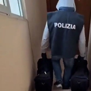 Nascondeva 65 kg droga in casa, 35enne romana tradita da passeggiate con il cane