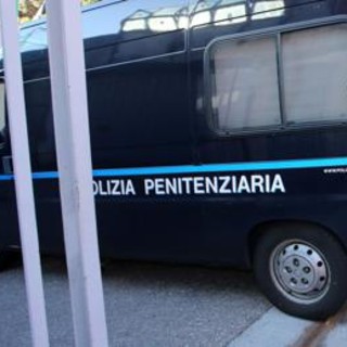 Sanremo, droga e telefonini in carcere: 100 indagati