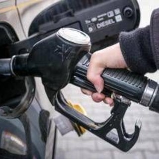 Diesel, niente accise mobili: stop allo sconto, i prezzi salgono