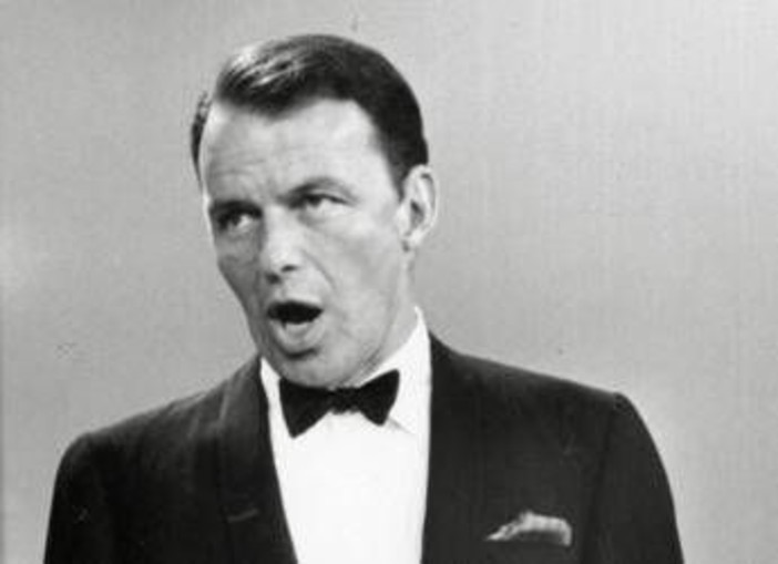 Frank Sinatra superdotato? Paul Anka e quelle volte insieme in sauna: ecco la verità Frank Sinatra superdotato? Paul Anka e quelle volte insieme in sauna: ecco la verità