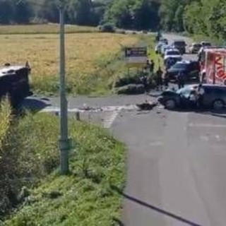 Scontro tra auto e scuolabus con 30 bambini a bordo, 5 feriti Scontro tra auto e scuolabus con 30 bambini a bordo, 5 feriti