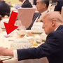 Trump apre il taccuino di Xi al banchetto di Stato, la 'sbirciatina' diventa virale