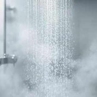 Meno docce dopo i 65 anni, la raccomandazione del dermatologo: ecco il numero perfetto