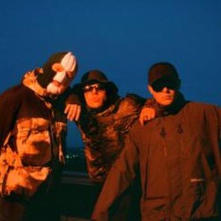 Kneecap: "Musica e politica sono inseparabili. E non cambieremo lingua per piacere a tutti" Kneecap: "Musica e politica sono inseparabili. E non cambieremo lingua per piacere a tutti"