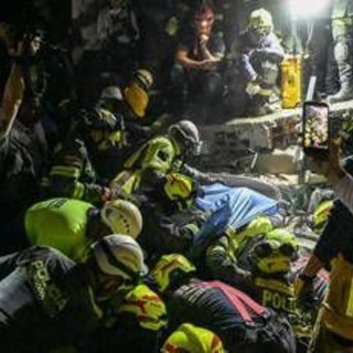 Terremoto in Colombia, donna di 32 anni estratta viva dalle macerie di un albergo tre giorni dopo il sisma: "C'è speranza" Terremoto in Colombia, donna di 32 anni estratta viva dalle macerie di un albergo tre giorni dopo il sisma: "C'è speranza"