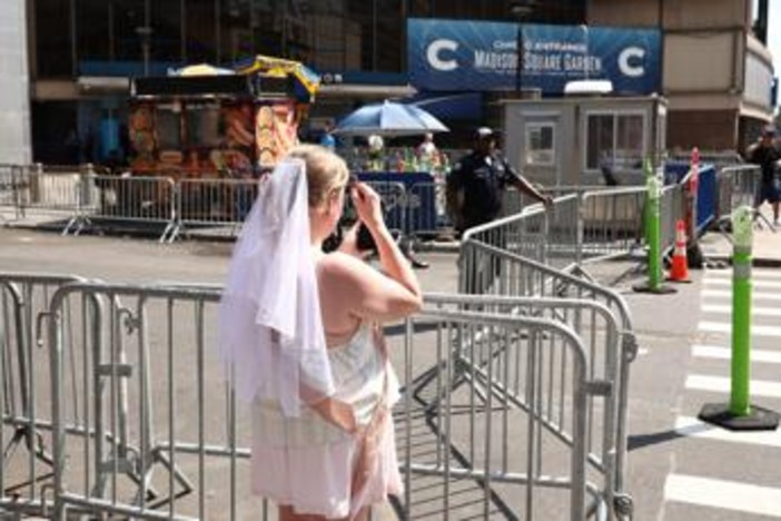 Taylor Swift e Travis Kelce sono marito e moglie, al Madison Square Garden il sì più glam dell’anno