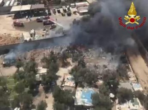 Bari, vasto incendio al campo rom: baracche distrutte, 80 evacuati