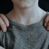 Narcotizza e violenta il figlio 14enne, madre a processo: chiesti 16 anni