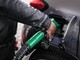Carburanti, benzina e diesel continuano a scendere: prezzi medi