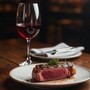 No a vino e carne rossa, il doppio divieto di Garattini a tavola