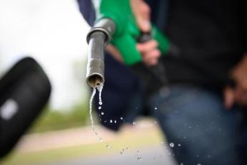 Caro carburanti, benzina arriva a 2,153 euro al litro. Gasolio a 2,330 Caro carburanti, benzina arriva a 2,153 euro al litro. Gasolio a 2,330