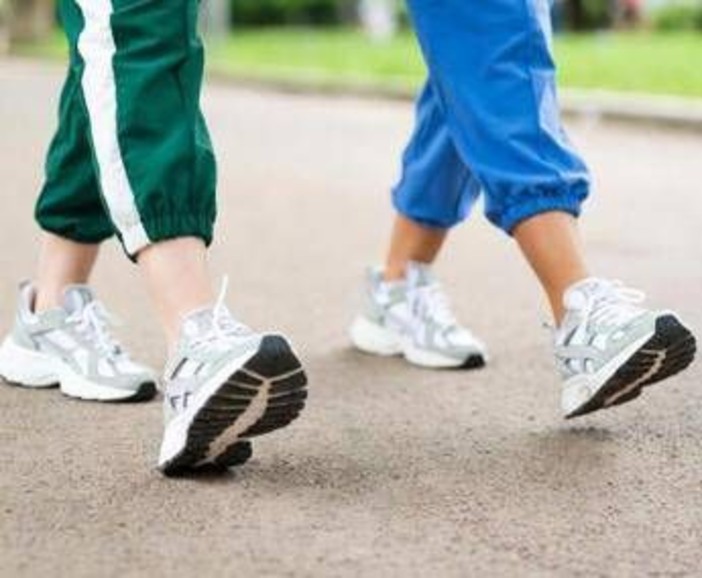 Camminare di pomeriggio è meglio per la glicemia, lo studio e l'orario ideale