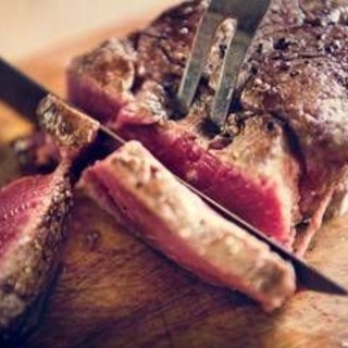 Usa e dieta, Kennedy Jr. capovolge piramide alimentare: più carne rossa e latte intero