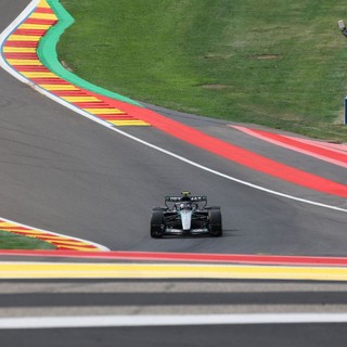 Antonelli in pole a Spa davanti a Verstappen, Leclerc in seconda fila