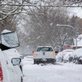 Camionista ignora segnali, segue Gps e rimane bloccato nella neve: niente cenone di Natale Camionista ignora segnali, segue Gps e rimane bloccato nella neve: niente cenone di Natale