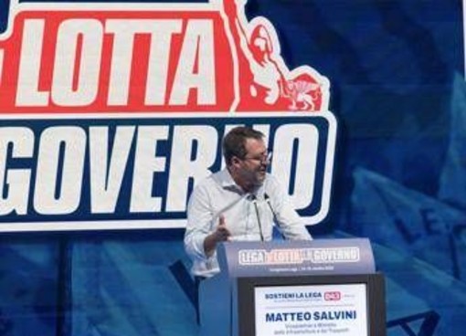Lega, Salvini riconfermato segretario con 465 voti: "Saremo secondo partito, stop armi a Kiev" Lega, Salvini riconfermato segretario con 465 voti: "Saremo secondo partito, stop armi a Kiev"