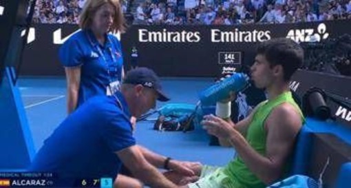 Australian Open, crampi per Alcaraz. E il medical time out fa infuriare Zverev Australian Open, crampi per Alcaraz. E il medical time out fa infuriare Zverev