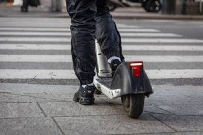 Monopattini, dal 16 maggio scatta obbligo targa e assicurazione: multe fino a 400 euro
