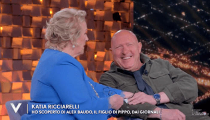 Alex Baudo, l'abbraccio con Katia Ricciarelli e il ricordo di papà Pippo: "Ho scoperto a 30 anni di essere suo figlio" Alex Baudo, l'abbraccio con Katia Ricciarelli e il ricordo di papà Pippo: "Ho scoperto a 30 anni di essere suo figlio"