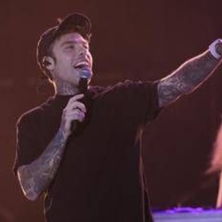 Milano, cameriere fa una foto a Fedez in discoteca e viene aggredito dai buttafuori: indagini in corso