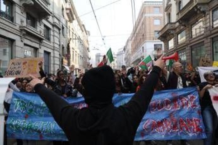 Proteste a Milano, "preoccupazione" per sabato: scatta il piano sicurezza con parà e droni﻿