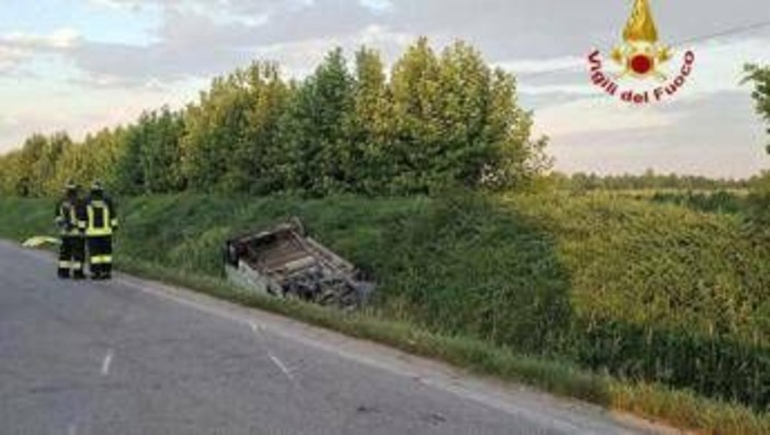 Travolti da un furgone mentre vanno al lavoro in bici: morti due operai nel Mantovano Travolti da un furgone mentre vanno al lavoro in bici: morti due operai nel Mantovano