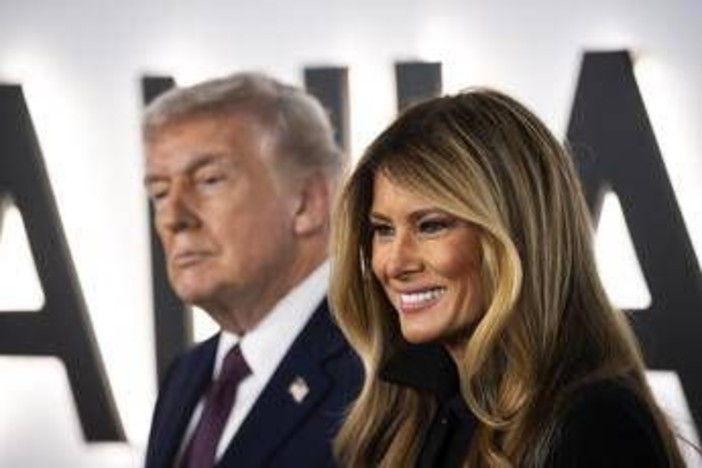 Trump celebra il film "glamour" di Melania. Lei: "Non un documentario, ma un'esperienza creativa"