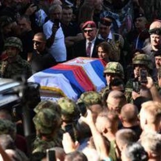 Serbia, migliaia a Belgrado per i funerali di Mladic. Ue: "Era un criminale" Serbia, migliaia a Belgrado per i funerali di Mladic. Ue: "Era un criminale"