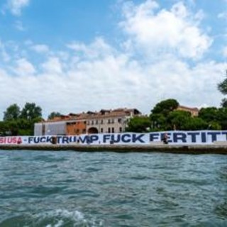 Venezia, scontri tra polizia e manifestanti che volevano raggiungere lo yacht di Fertitta Venezia, scontri tra polizia e manifestanti che volevano raggiungere lo yacht di Fertitta