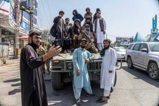 Afghanistan, cinque anni fa cadeva Kabul: la 'pace' dei Talebani in un'emergenza senza fine
