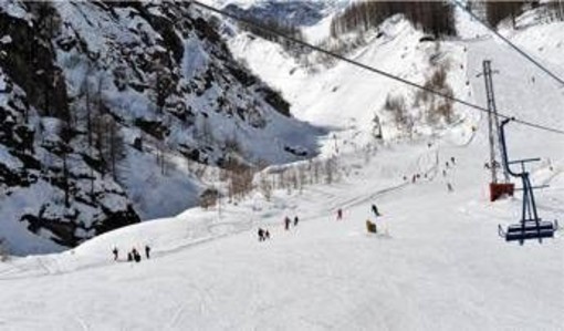 Incidente in funivia a Macugnaga, 2 feriti e 100 bloccati a monte Incidente in funivia a Macugnaga, 2 feriti e 100 bloccati a monte