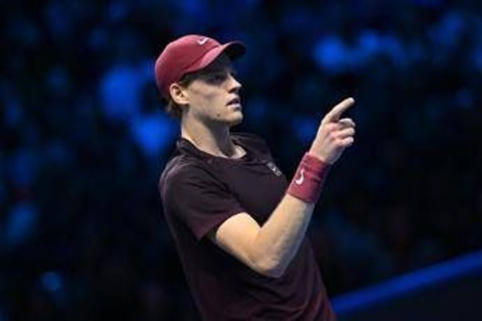 Sinner, mini 'mistero' a Seul: entra in campo in ritardo. Poi fa giocare un bambino con Alcaraz Sinner, mini 'mistero' a Seul: entra in campo in ritardo. Poi fa giocare un bambino con Alcaraz