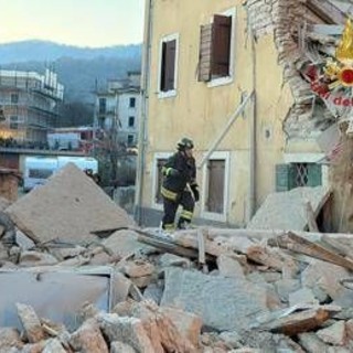 Verona, esplode bombola di gas e crolla palazzina di tre piani: un morto e 3 feriti Verona, esplode bombola di gas e crolla palazzina di tre piani: un morto e 3 feriti