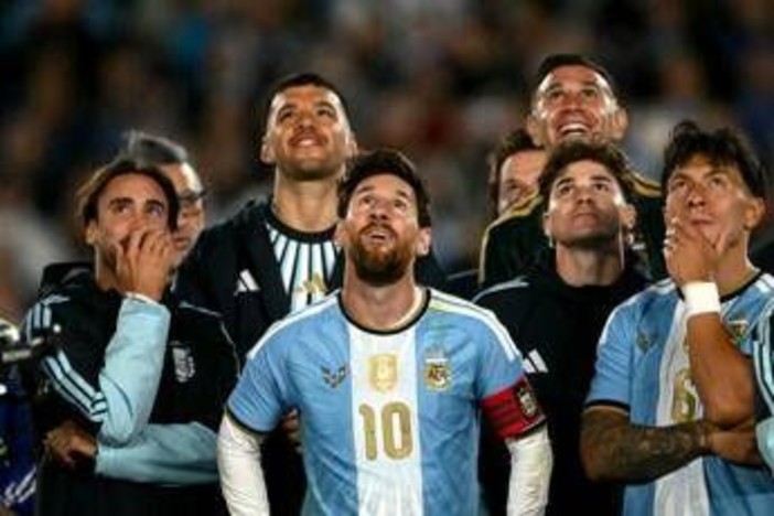 Messi, i regali per l’addio all’Argentina: dal 'bracciale della leggenda' ai cartellini dell'arbitro e... la Coppa America Messi, i regali per l’addio all’Argentina: dal 'bracciale della leggenda' ai cartellini dell'arbitro e... la Coppa America
