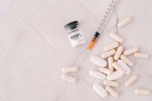Fentanyl, la carica dei nuovi oppioidi sintetici: in Europa 7 new entry solo nel 2025 Fentanyl, la carica dei nuovi oppioidi sintetici: in Europa 7 new entry solo nel 2025