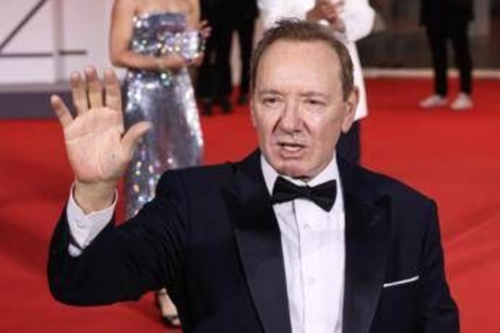 Molestie, Kevin Spacey evita un nuovo processo: ha raggiunto un accordo con gli accusatori