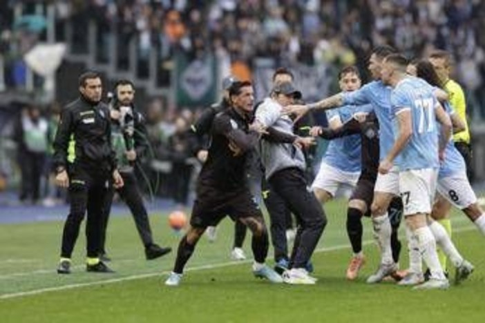 Lazio-Napoli, caos finale con tre espulsi e Conte in campo. Cos'è successo Lazio-Napoli, caos finale con tre espulsi e Conte in campo. Cos'è successo
