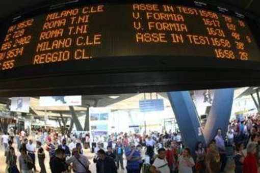Disagi sull'Alta Velocità oggi, treni in ritardo fino a un'ora per inconveniente tecnico: cosa sappiamo