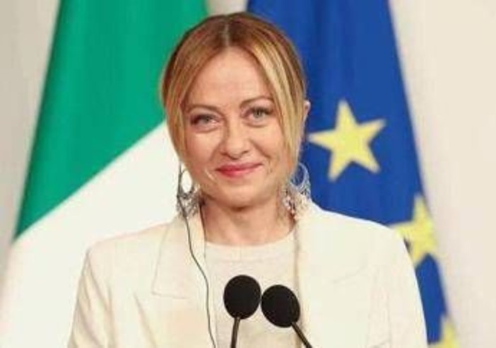 Sondaggi politici, Fratelli d'Italia primo partito: centrodestra avanti sul campo largo. Pd arretra