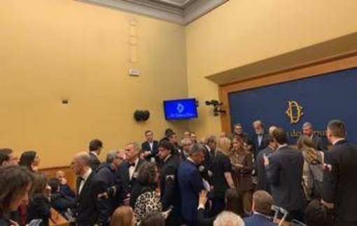 Convegno remigrazione alla Camera, opposizioni occupano sala stampa e cantano Bella Ciao Convegno remigrazione alla Camera, opposizioni occupano sala stampa e cantano Bella Ciao