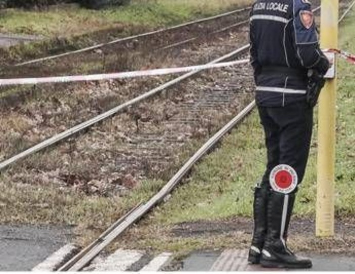 Milano, si blocca ruota e tram esce dai binari: nessun ferito