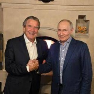 Putin festeggia il compleanno con Gerhard Schroeder: l’incontro a Mosca e il legame con la Russia