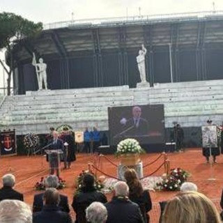 Addio a Nicola Pietrangeli, a Roma l’ultimo saluto alla leggenda del tennis sulle note di My Way