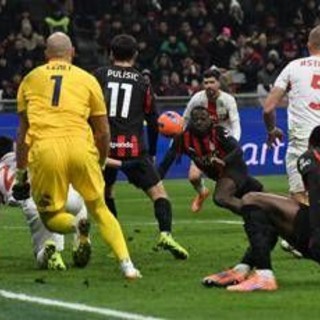 Fofana prova a colpire di testa, ma scivola: l'errore (comico) in Milan-Genoa