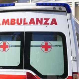 Roma, bimbo incastrato con la mano in un tombino all'asilo