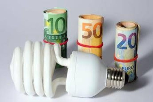 Guerra Usa-Iran può costare fino a 950 euro a famiglia: dalle bollette alla benzina, tutti gli aumenti