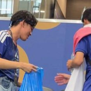 Mondiali, i tifosi del Giappone 'ripuliscono' lo stadio dopo la partita con l'Olanda Mondiali, i tifosi del Giappone 'ripuliscono' lo stadio dopo la partita con l'Olanda